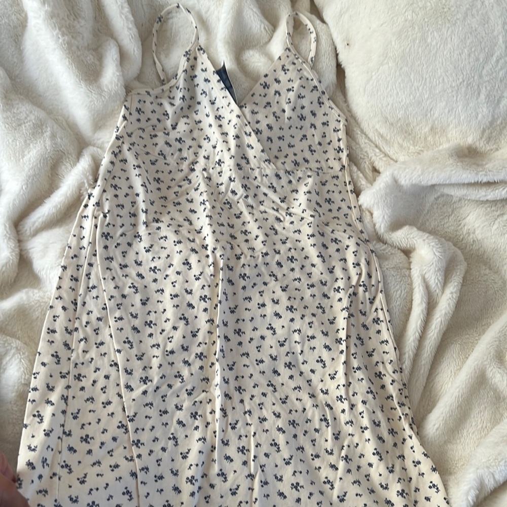 BRANDY MELVILLE DRESS .